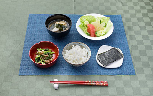 味噌汁と煮びたしの朝食