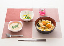 コスモスの飾り巻き寿司と旬の小鉢