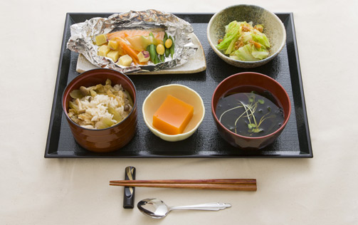 【昼食】炊き込みごはんと野菜たっぷり鮭ホイル焼き