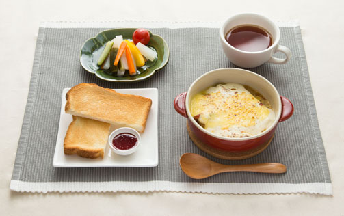 【昼食】豆乳クリームグラタンと塩麴ピクルスの昼ごはん