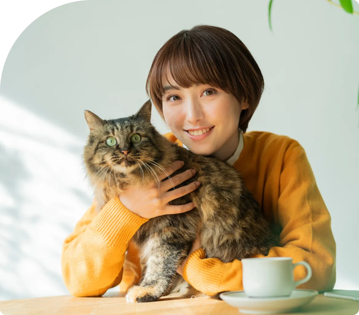 猫を抱く女性