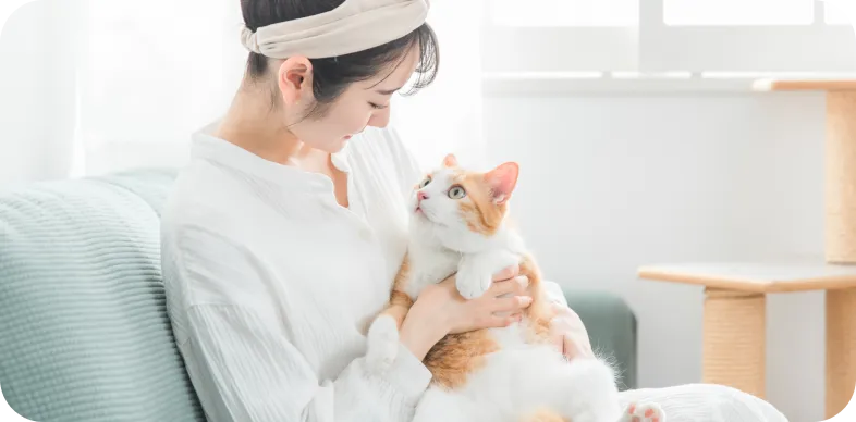 ネコを抱いている女性